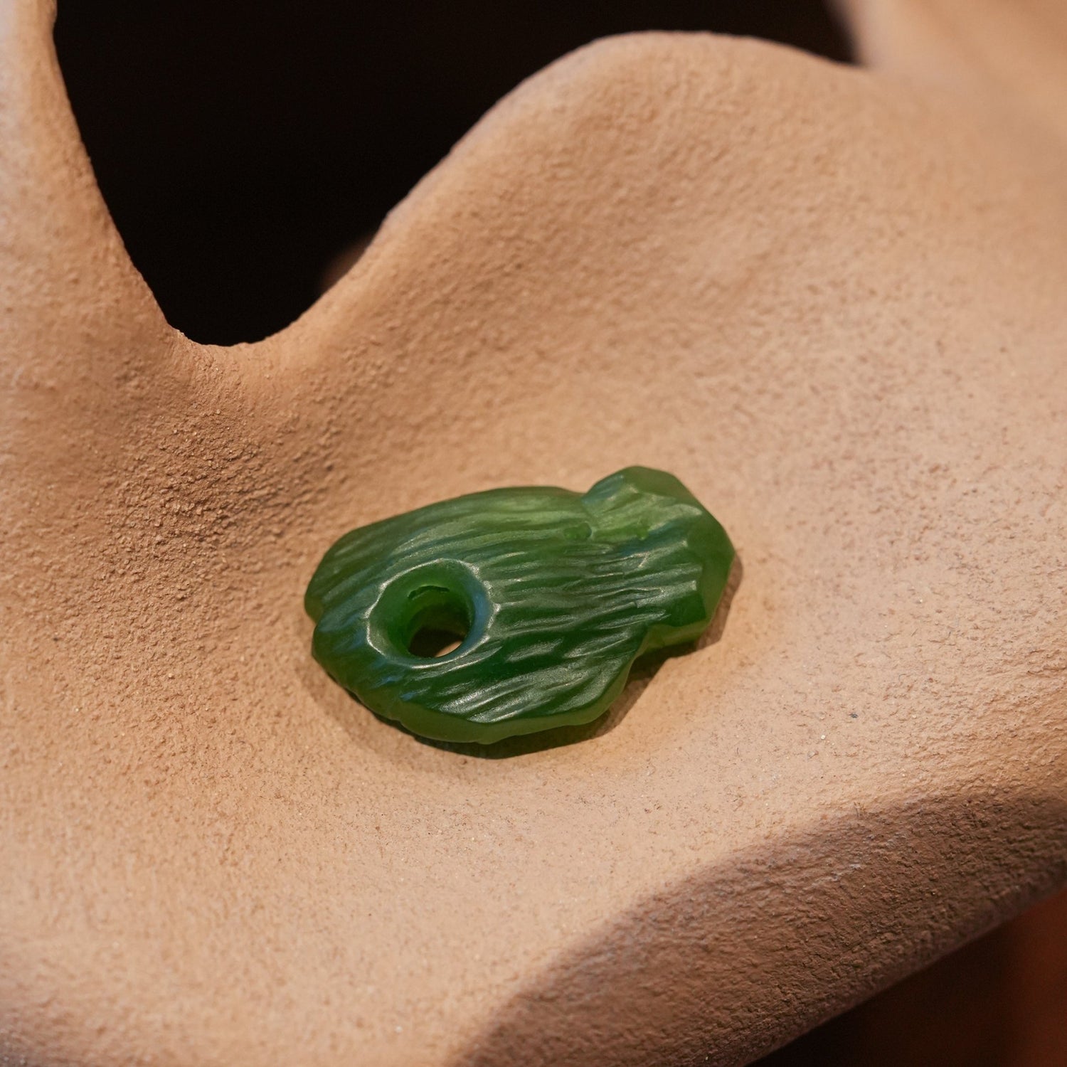 Real Jade vs Dyed Quartzite: How to Tell the Difference Between Genuine and Fake Jade - ZODORI